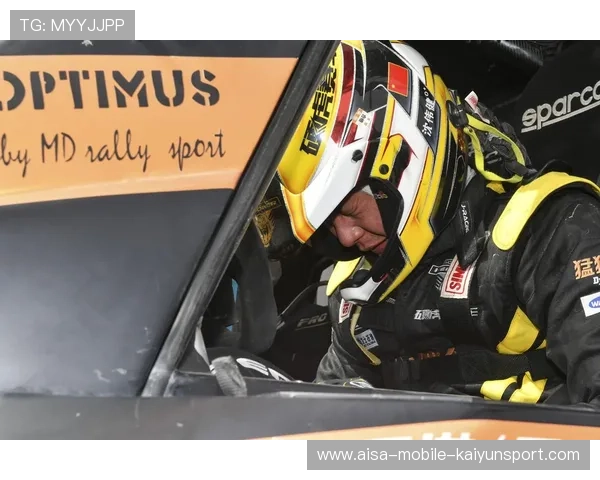 赛车拉力赛选手被泥水喷满脸仍保持微笑