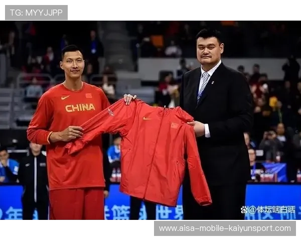 易建联罕见公开亮相，粉丝感叹爷青回